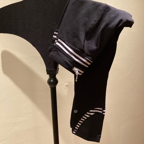 Lululemon Black w/ Stripe Inspire II Crop - Picture 4 of 5